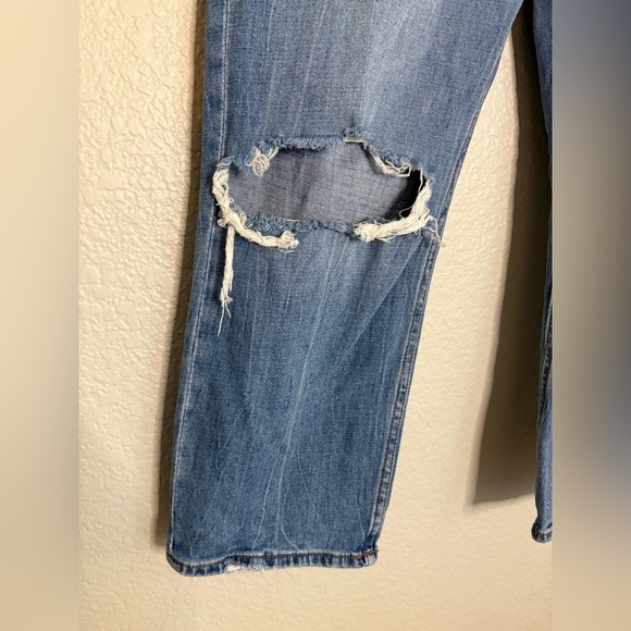 Abercrombie & Fitch Ankle Straight Ultra High Rise Distressed LightWash 12 Short - Picture 4 of 5